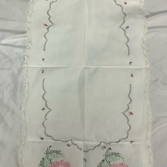 Vintage hand embroidered table top runner - Picture 3 of 3